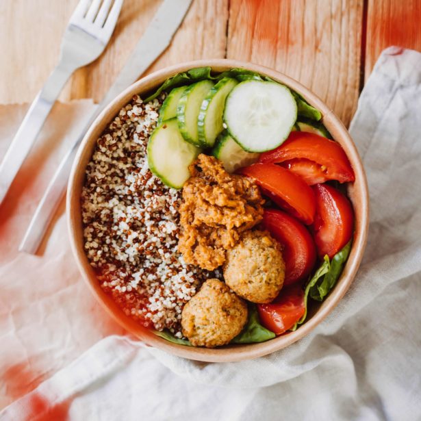 Notre Buddha bowl estival & vegan Falafels, Quinoa, Poivrons grillés, Caviar d'aubergines, Epinard