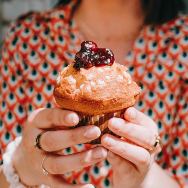 Notre muffin coeur estival Vanille coeur Cerise