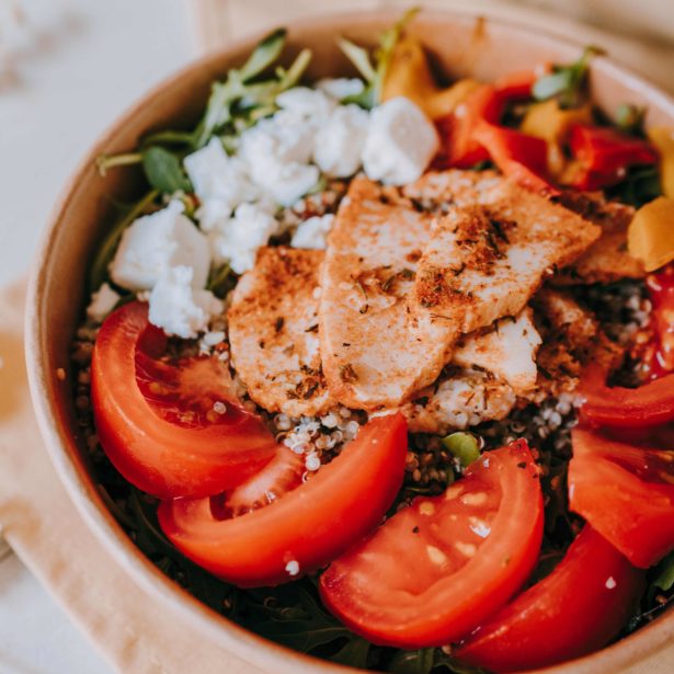 Notre salade estivale Poulet cajun, Quinoa, Feta, Poivrons grillés, Tomates, Roquette