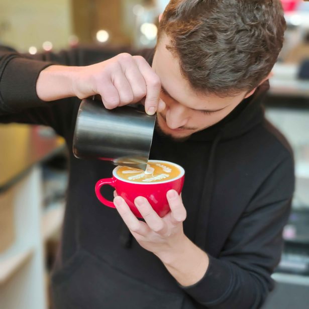 Réalisation d'un Latte art par Louis