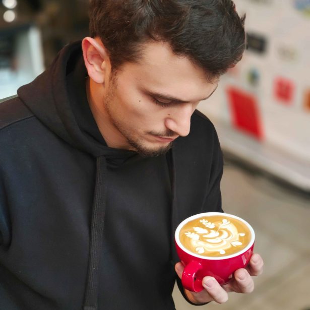 Louis fier de son Latte art 