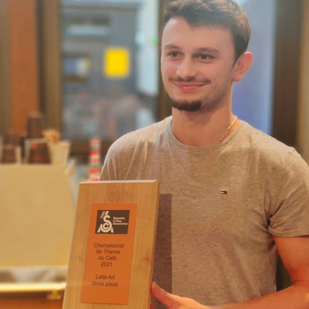 Louis avec son titre de 3ème de France en Latte art 