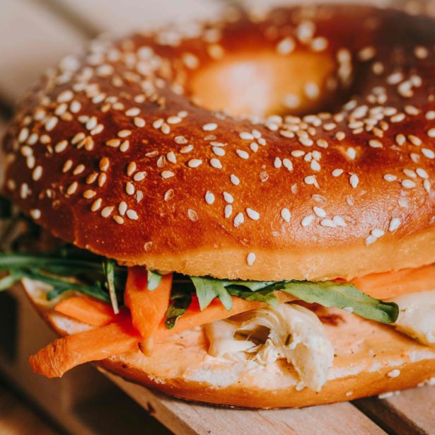 BAGEL Cœurs d’artichauts, tagliatelles de carottes, basilic sauce fromagère & tomate séchée