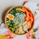 BUDDHA BOWL Quinoa, œuf confit, tagliatelles de carottes, cœurs d’artichauts, petit pois, kiwi