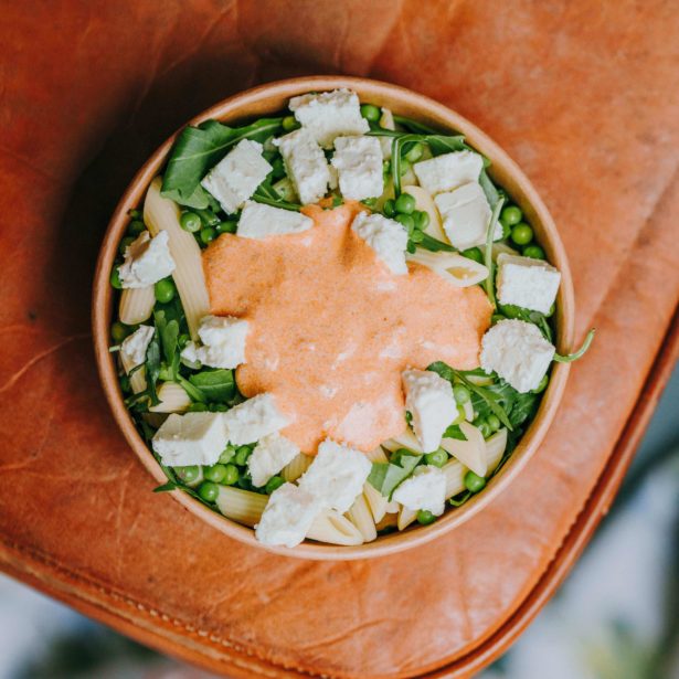 SALADE Pâtes, fromage de brebis, petits pois, sauce légère tomate séchée